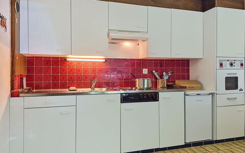 Le Mayen D'Ovronnaz: Cucina, Elettrodomestico Da Cucina, Controsoffitto, Apparecchio Major, Lavandino Della Cucina, Cabinetry, Pavimentazione, Lavello, Interior Design, Idraulico Fixture