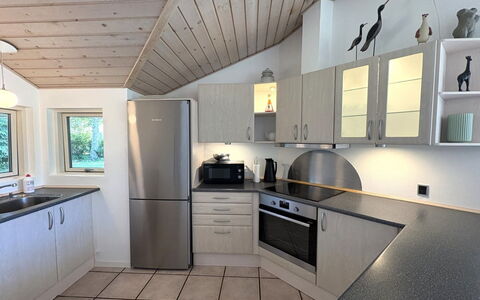 Veljan - 300M from the Sea: Cucina, Controsoffitto, Interior Design, Pavimentazione, Cabinetry, Elettrodomestico Da Cucina, Soffitto, Lampada, Apparecchio Major, Mobilia