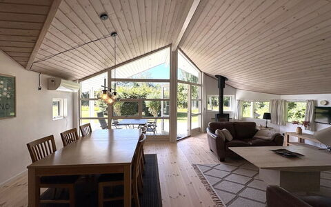 Veljan - 300M from the Sea: Legna, Soffitto, Interior Design, Casa, Pavimento, Porta, Villetta, Latifoglie, Soggiorno, Lampada