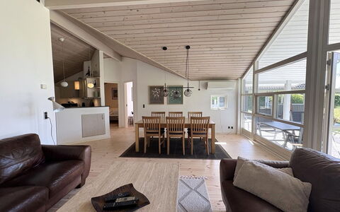 Veljan - 300M from the Sea: Pavimentazione, Interior Design, Pavimento, Legna, Soffitto, Mobilia, Pavimento In Legno, Divano, Casa, Soggiorno
