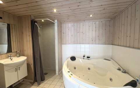 Veljan - 300M from the Sea: Pavimento, Pavimentazione, Idraulico Fixture, Interior Design, Vasca Da Bagno, Bagno, Legna, Soffitto, Camera, Idraulico