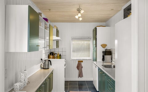 Ruka - 600M from the Sea: Cucina, Interior Design, Controsoffitto, Elettrodomestico Da Cucina, Apparecchio Major, Pavimentazione, Soffitto, Legna, Lampada, Cabinetry