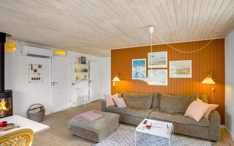 Ruka - 600M from the Sea: Interior Design, Mobilia, Parete, Pavimentazione, Divano, Legna, Soffitto, Pavimento, Camera, Soggiorno