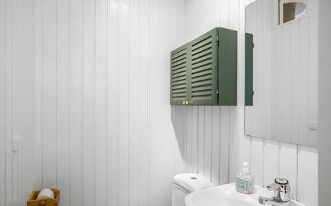 Ruka - 600M from the Sea: Idraulico Fixture, Interior Design, Bagno, Soffitto, Pavimentazione, Lavello, Pavimento, Rubinetto, Idraulico, Mobiletto Del Bagno
