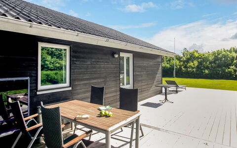 Ruka - 600M from the Sea: Legna, Casa, Raccordo, Plank, Villetta, Latifoglie, Mobili Da Esterno, Shade, Portico, Deck