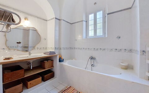 Casa Memmi Mouriès: Pavimentazione, Parete, Idraulico Fixture, Pavimento, Interior Design, Bagno, Rubinetto, Soffitto, Idraulico, Lavello