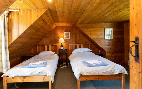 Strathnoon: Letto, Mobilia, Camera Da Letto, Legna, Interior Design, Pavimento, Soffitto, Pavimentazione, Lenzuolo, Bedding