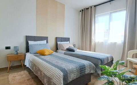 Nona: Letto, Mobilia, Interior Design, Camera Da Letto, Bedding, Pavimento, Pavimentazione, Lenzuolo, Camera, Legna