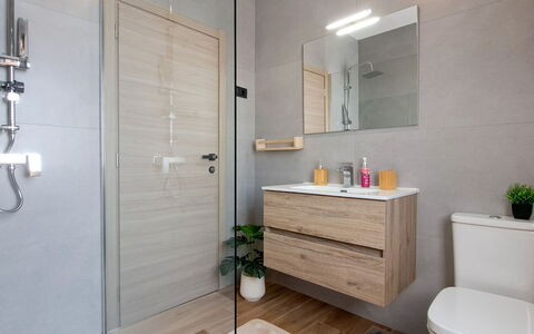 Nona: Pavimentazione, Idraulico Fixture, Pavimento, Bagno, Mobiletto Del Bagno, Interior Design, Gabinetto, Lavandino Del Bagno, Lavello, Rubinetto