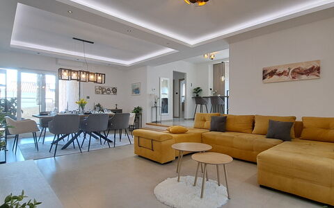 Nona: Appartamento, Condominio, Uso Misto, Hotel, Balcone