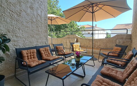 Nona: Appartamento, Condominio, Uso Misto, Hotel, Balcone