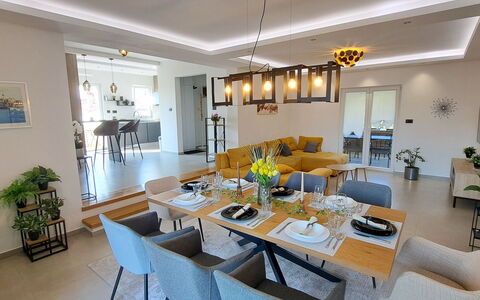 Nona: Mobilia, Interior Design, Pavimentazione, Legna, Sedia, Sala Da Pranzo, Cucina & Sala Da Pranzo Tavolo, Tavolo, Soffitto, Pavimento