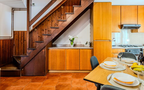 Casa Gloria: Cucina, Pavimentazione, Legna, Interior Design, Pavimento, Apparecchio Major, Controsoffitto, Elettrodomestico Da Cucina, Arancia, Camera