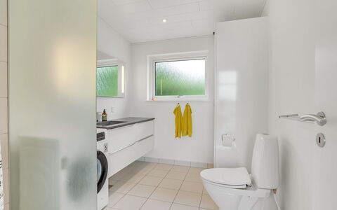 Apsolon - 100M from the Sea: Pavimentazione, Pavimento, Interior Design, Idraulico Fixture, Soffitto, Camera, Gabinetto, Idraulico, Casa, Bagno