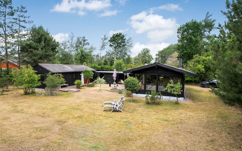 Thorunn - 250M from the Sea: Arbusto, Casa, Casa, Tetto, Giardino, Lotto, Villetta, Area Rurale, Groundcover