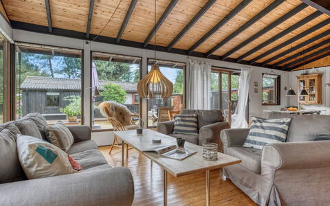 Thorunn - 250M from the Sea: Mobilia, Legna, Interior Design, Divano, Soffitto, Pavimentazione, Pavimento, Soggiorno, Casa, Latifoglie