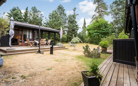 Thorunn - 250M from the Sea: Arbusto, Tetto, Casa, Casa, Villetta, Lotto, Giardino, Shade, Cortile