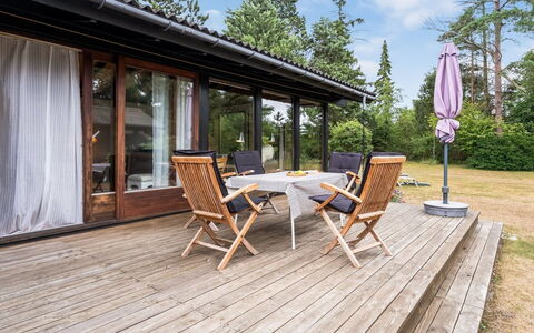 Thorunn - 250M from the Sea: Legna, Casa, Villetta, Latifoglie, Portico, Porta, Deck, Shade, Plank, Edifici Giardino