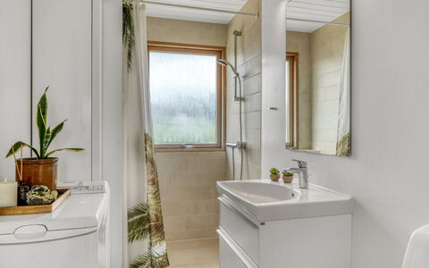 Melita - 300M from the Sea: Idraulico Fixture, Interior Design, Bagno, Pavimentazione, Lavello, Pavimento, Rubinetto, Mobiletto Del Bagno, Idraulico, Lavandino Del Bagno