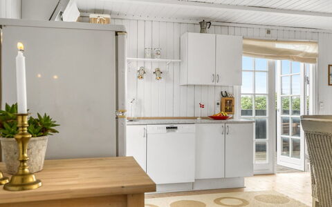 Melita - 300M from the Sea: Pavimentazione, Cucina, Legna, Interior Design, Pavimento, Controsoffitto, Cabinetry, Apparecchio Major, Elettrodomestico Da Cucina, Mobilia