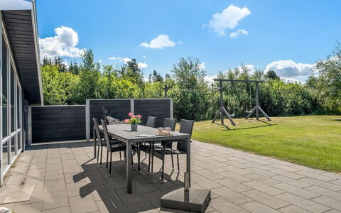 Esalina - 800M from the Sea: Mobili Da Esterno, Mobilia, Sedia, Shade, Giardino, Tavolo Esterno, Deck, Landscaping, Latifoglie, Terrazza