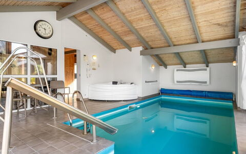 Gertrud - 800M from the Sea: Interior Design, Soffitto, Piscina, Mobilia, Ricorrere, Attico, Hotel, Latifoglie, Fascio, Centro Ricreativo