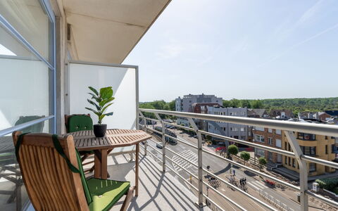 Casa Nova with Balcony: Appartamento, Balcone, Zona Residenziale, Urban Design, Condominio, Corrimano, Shade, Illuminazione Diurna, Deck