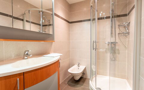 Casa Nova with Balcony: Bagno, Idraulico Fixture, Pavimentazione, Interior Design, Pavimento, Idraulico, Lavandino Del Bagno, Lavello, Rubinetto, Gabinetto