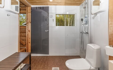 Villa Praava a: Pavimentazione, Pavimento, Interior Design, Legna, Idraulico Fixture, Soffitto, Bagno, Camera, Idraulico, Gabinetto