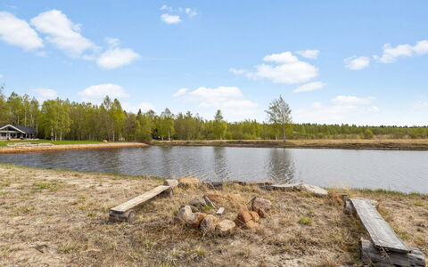Villa Praava a: Cielo, Acqua, Risorse Idriche, Corpo D'Acqua, Albero, Ambiente Naturale, Natura, Paesaggio Naturale, Banca, Nube