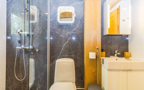 Villa Praava B: Parete, Pavimentazione, Interior Design, Idraulico Fixture, Pavimento, Bagno, Gabinetto, Lavandino Del Bagno, Toilet Seat, Soffitto