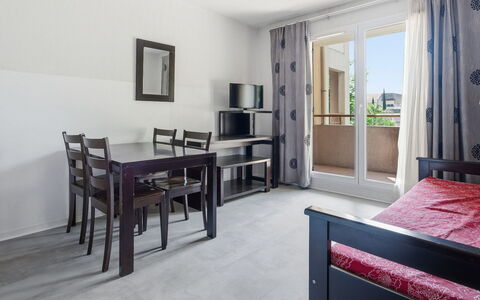 Virginia: Pavimentazione, Pavimento, Interior Design, Mobilia, Soffitto, Camera, Appartamento, Sedia, Cucina & Sala Da Pranzo Tavolo, Pavimento In Legno