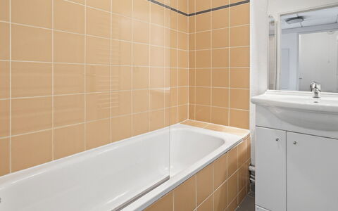 Virginia: Pavimentazione, Idraulico Fixture, Bagno, Pavimento, Interior Design, Idraulico, Piastrella, Vasca Da Bagno, Materiale Composito, Rubinetto