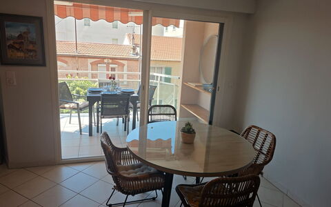Villa Norma: Mobilia, Sedia, Tavolo, Pavimentazione, Interior Design, Pavimento, Cucina & Sala Da Pranzo Tavolo, Tavolino Da Caffè, Sala Da Pranzo, Camera