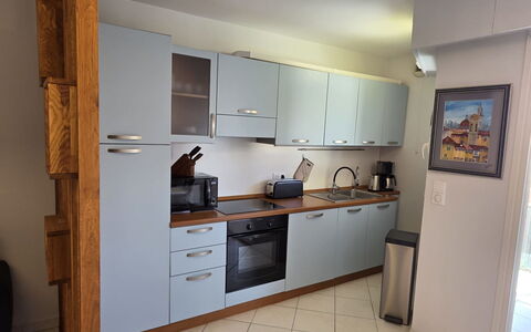 Villa Norma: Elettrodomestico Da Cucina, Cucina, Controsoffitto, Apparecchio Major, Cabinetry, Pavimentazione, Lavandino Della Cucina, Mobilia, Legna, Elettrodomestico