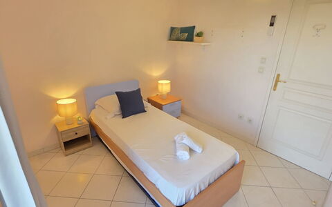 Villa Norma: Letto, Camera Da Letto, Mobilia, Legna, Lenzuolo, Pavimento, Bedding, Interior Design, Telaio Del Letto, Camera