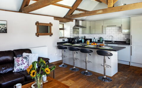 The Old Piggery at Rusty Lane Farm: Mobilia, Interior Design, Pavimentazione, Legna, Soffitto, Pavimento, Cucina, Sedia, Camera, Controsoffitto