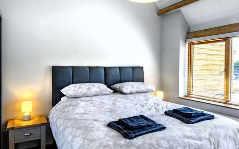 The Old Piggery at Rusty Lane Farm: Letto, Bedding, Camera Da Letto, Lenzuolo, Mobilia, Interior Design, Biancheria, Legna, Pavimento, Casa