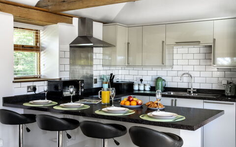 The Old Piggery at Rusty Lane Farm: Mobilia, Cucina, Controsoffitto, Interior Design, Elettrodomestico Da Cucina, Pavimentazione, Apparecchio Major, Cabinetry, Sedia, Lampada
