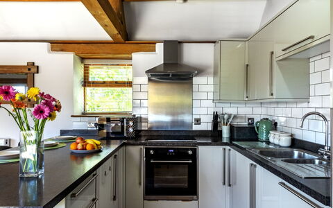 The Old Piggery at Rusty Lane Farm: Elettrodomestico Da Cucina, Cucina, Controsoffitto, Cabinetry, Apparecchio Major, Mobilia, Interior Design, Elettrodomestico, Cucina Stufa, Stufa
