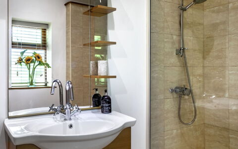 The Old Piggery at Rusty Lane Farm: Bagno, Lavandino Del Bagno, Idraulico Fixture, Interior Design, Pavimentazione, Lavello, Mobiletto Del Bagno, Pavimento, Rubinetto, Specchio