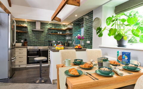 Leetor: Mobilia, Cucina, Interior Design, Controsoffitto, Pavimentazione, Parete, Legna, Elettrodomestico Da Cucina, Soffitto, Cabinetry