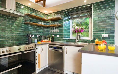 Leetor: Cucina, Pavimentazione, Controsoffitto, Interior Design, Elettrodomestico Da Cucina, Pavimento, Apparecchio Major, Piastrella, Cabinetry, Mobilia