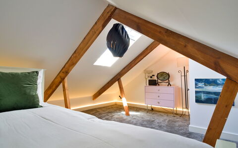 Leetor: Interior Design, Pavimentazione, Pavimento, Mobilia, Parete, Camera Da Letto, Legna, Letto, Soffitto, Camera