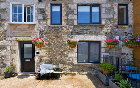 Leetor: Vaso Di Fiori, Porta, Pianta Della Casa, Muro ​​Di Pietra, Balcone, Fiorai, Porta A Casa