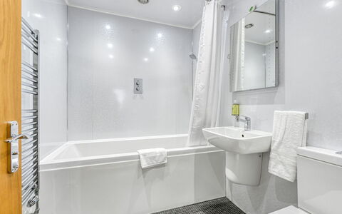Thistle Cottage: Bagno, Interior Design, Pavimentazione, Idraulico Fixture, Pavimento, Vasca Da Bagno, Soffitto, Doccia, Idraulico, Appartamento