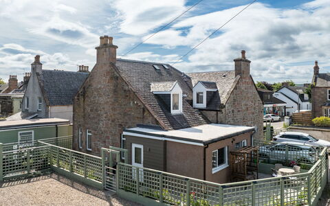 Thistle Cottage: Cielo, Costruzione, Finestra, Tetto, Casa, Casa, Facciata, Architettura, Zona Residenziale, Villetta