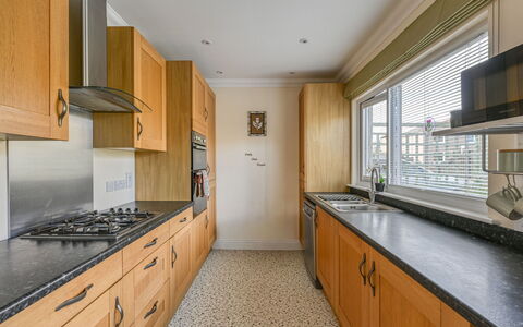 Thistle Cottage: Cucina, Controsoffitto, Cabinetry, Pavimentazione, Interior Design, Elettrodomestico Da Cucina, Legna, Pavimento, Apparecchio Major, Soffitto