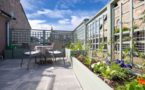 Thistle Cottage: Vaso Di Fiori, Urban Design, Appartamento, Giardino, Pianta Della Casa, Mobili Da Esterno, Cortile, Sedia, Terrazza, Cortile