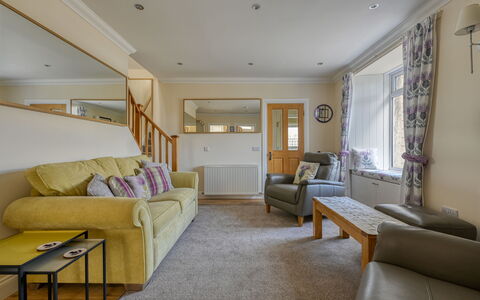 Thistle Cottage: Mobilia, Interior Design, Divano, Parete, Pavimentazione, Legna, Pavimento, Soffitto, Camera, Soggiorno